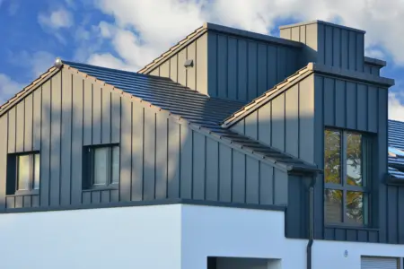 Ein Bild zeigt die Fassaden eines Hauses mit klarem Blick auf das Dach und die Fenster, die das ästhetische Design des Gebäudes unterstreichen.
