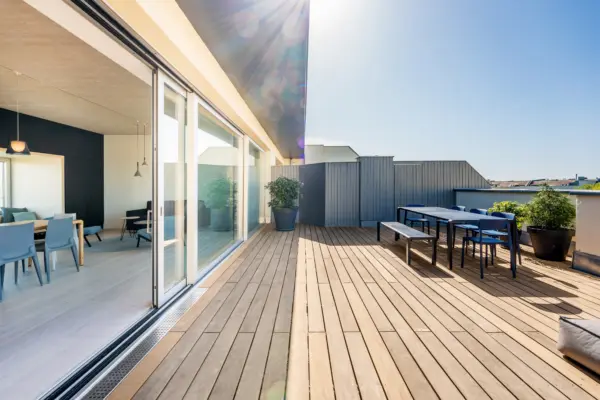 Genießen Sie das Leben im Freien auf unseren Balkonen, Loggien & Dachterrassen. Erweitern Sie Ihren Wohnraum und verleihen Sie Ihrem Zuhause eine charmante Atmosphäre.